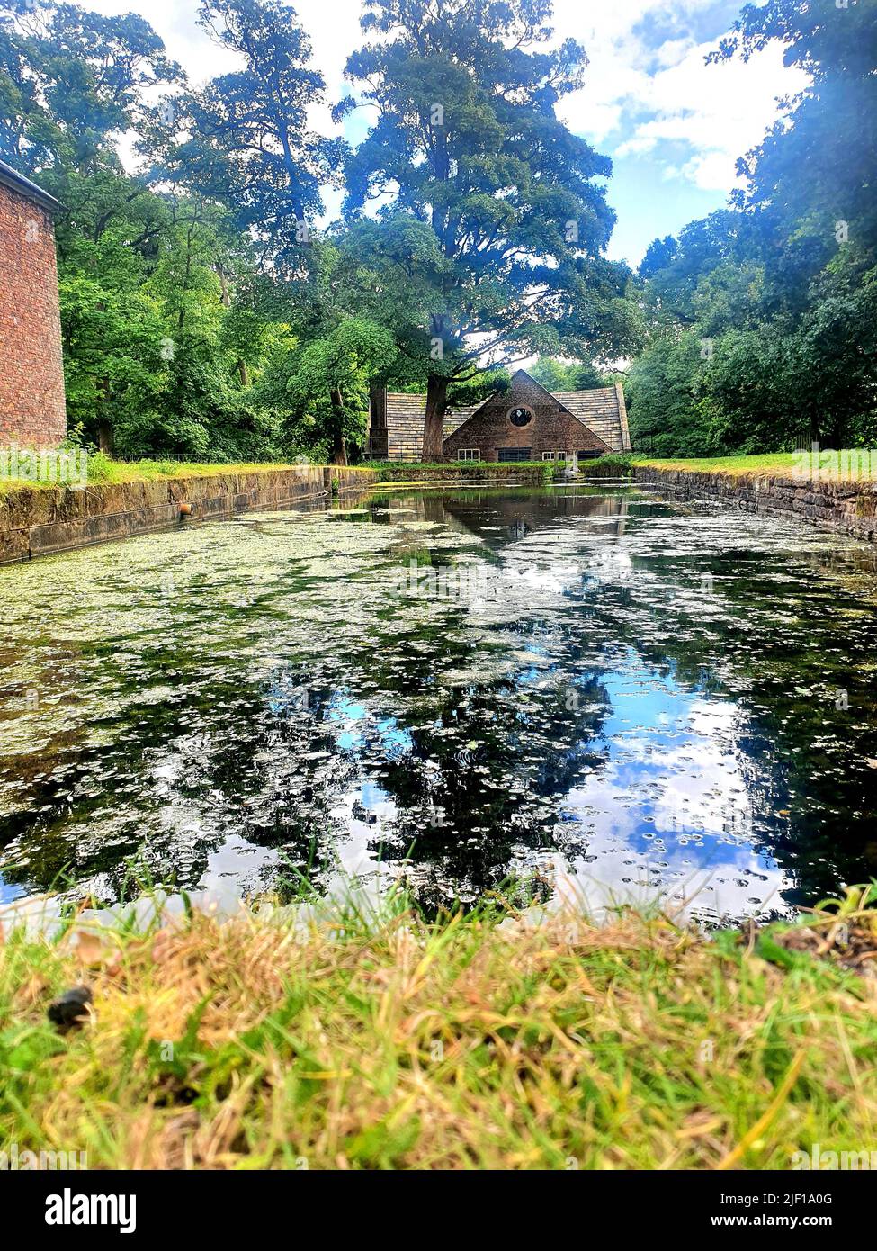 Photographie des anciens bâtiments anglais architecture moulin à eau Dunham massey manchester angleterre royaume-uni Banque D'Images