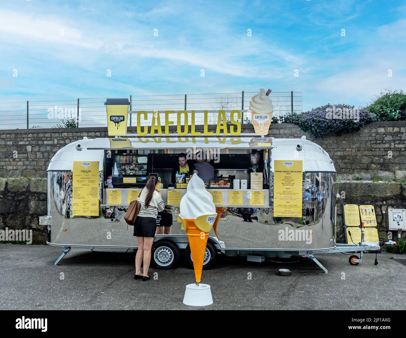 Le camion Cafollas Ice Cream sur la jetée de Dun Laoghaire, à Dublin, en Irlande. Banque D'Images