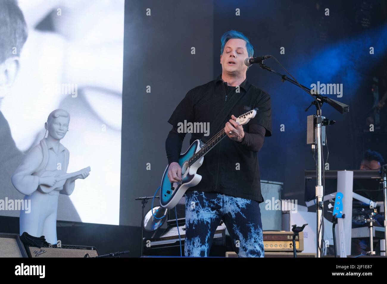 Pilton, Somerset, Royaume-Uni. 26th juin 2022. John Anthony White, auteur-compositeur et guitariste de la chanteuse, ne Gillis, communément appelé Jack White III, revivaliste de garage, se produit en direct sur la scène du parc au Glastonbury Festival. Il est 12 fois lauréat du Grammy Award et ancien leader du duo de rock américain The White Stripes. (Image à crédit : © Dawn Fletcher-Park/SOPA Images via ZUMA Press Wire) Banque D'Images