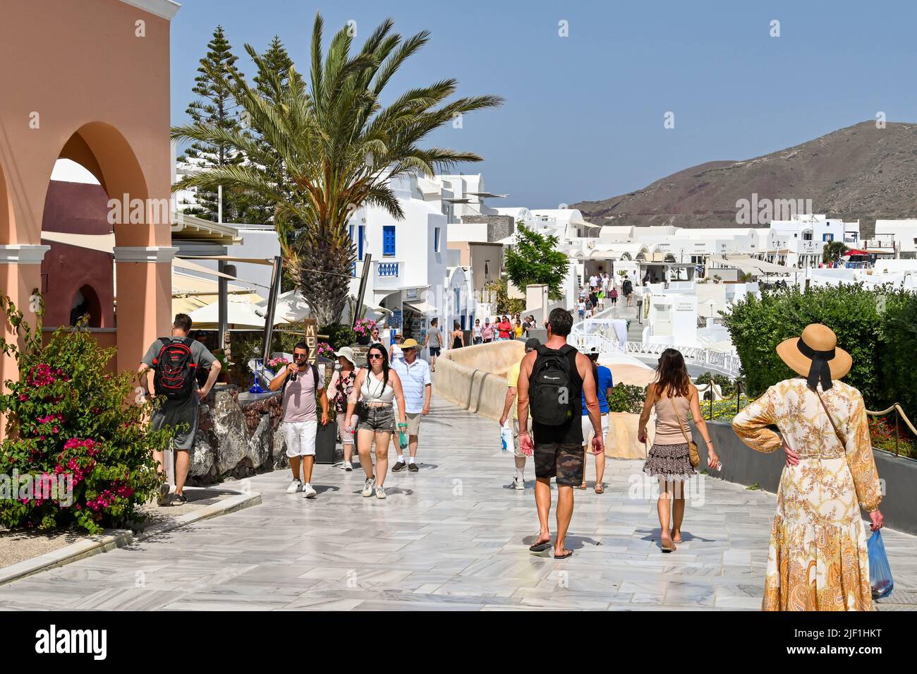 Oia, Santorini, Grèce - juin 2022: Les gens qui marchent devant les magasins de la ville d'Oia. Banque D'Images