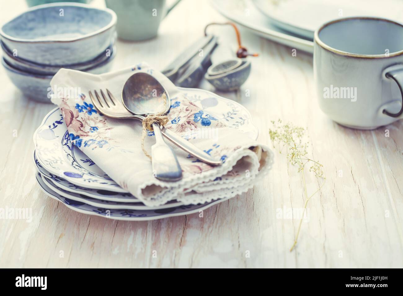 Concept de durabilité - grès et ustensiles de cuisine sur table de cuisine en bois Banque D'Images