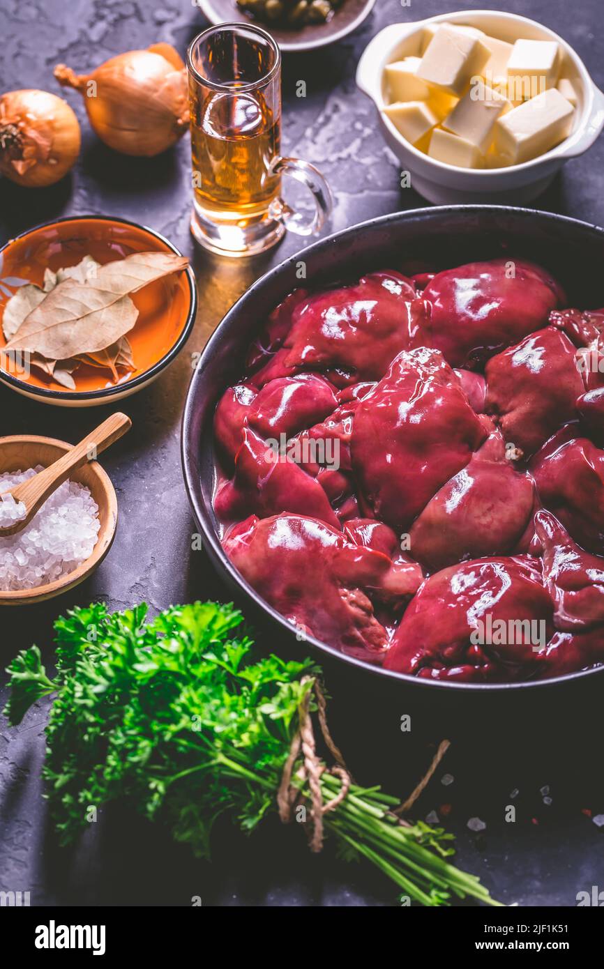 Foie de poulet cru avec des ingrédients de cuisson pour le pâté de foie, les herbes et le brandy Banque D'Images