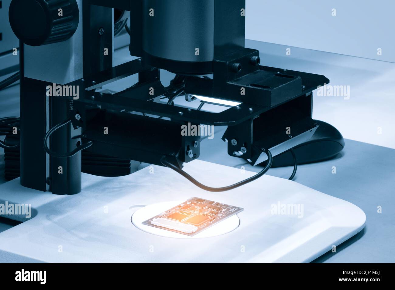 Équipement de test des copeaux. Fabrication de micropuces. Une étude en gros plan d'un échantillon de test d'une puce de transistor sous microscope en laboratoire. Auto Banque D'Images