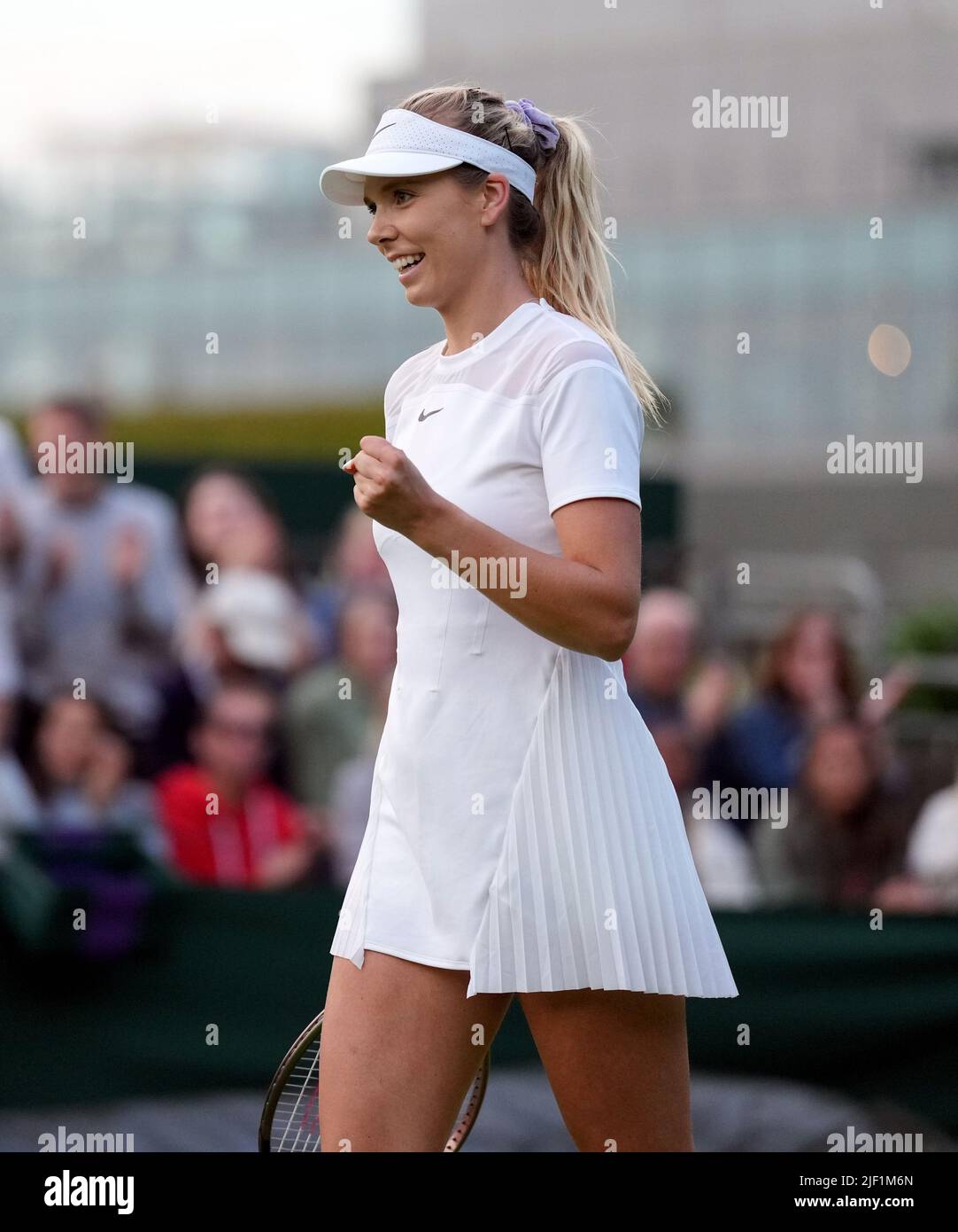 Katie Boulter célèbre la victoire sur Clara Burel le deuxième jour des Championnats de Wimbledon 2022 au All England Lawn tennis and Croquet Club, Wimbledon. Date de la photo: Mardi 28 juin 2022. Banque D'Images