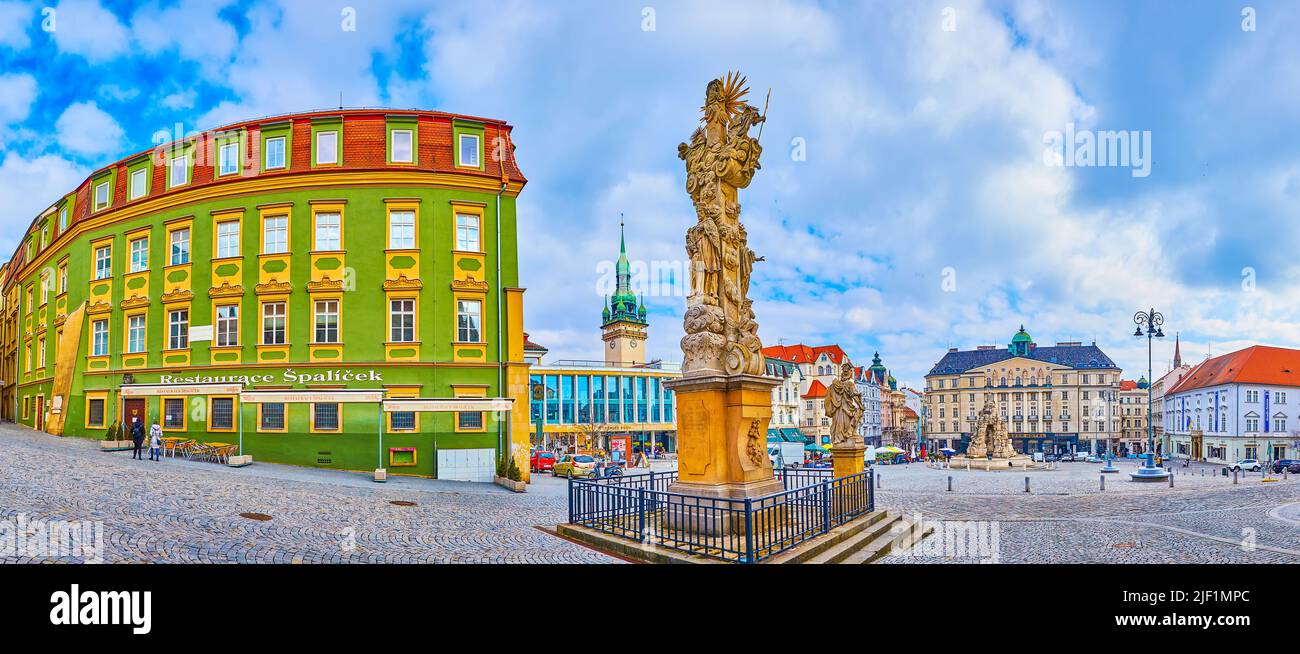 BRNO, RÉPUBLIQUE TCHÈQUE - 10 MARS 2022 : vue panoramique sur Zelny TRH (marché aux choux) et bâtiments pittoresques environnants, sur 10 mars à Brno, République tchèque Banque D'Images