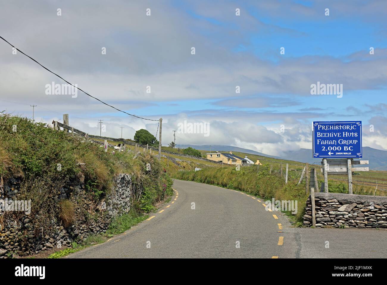 Panneau pour les cabanes préhistoriques à ruches près de Dingle sur Slea Head Drive Banque D'Images