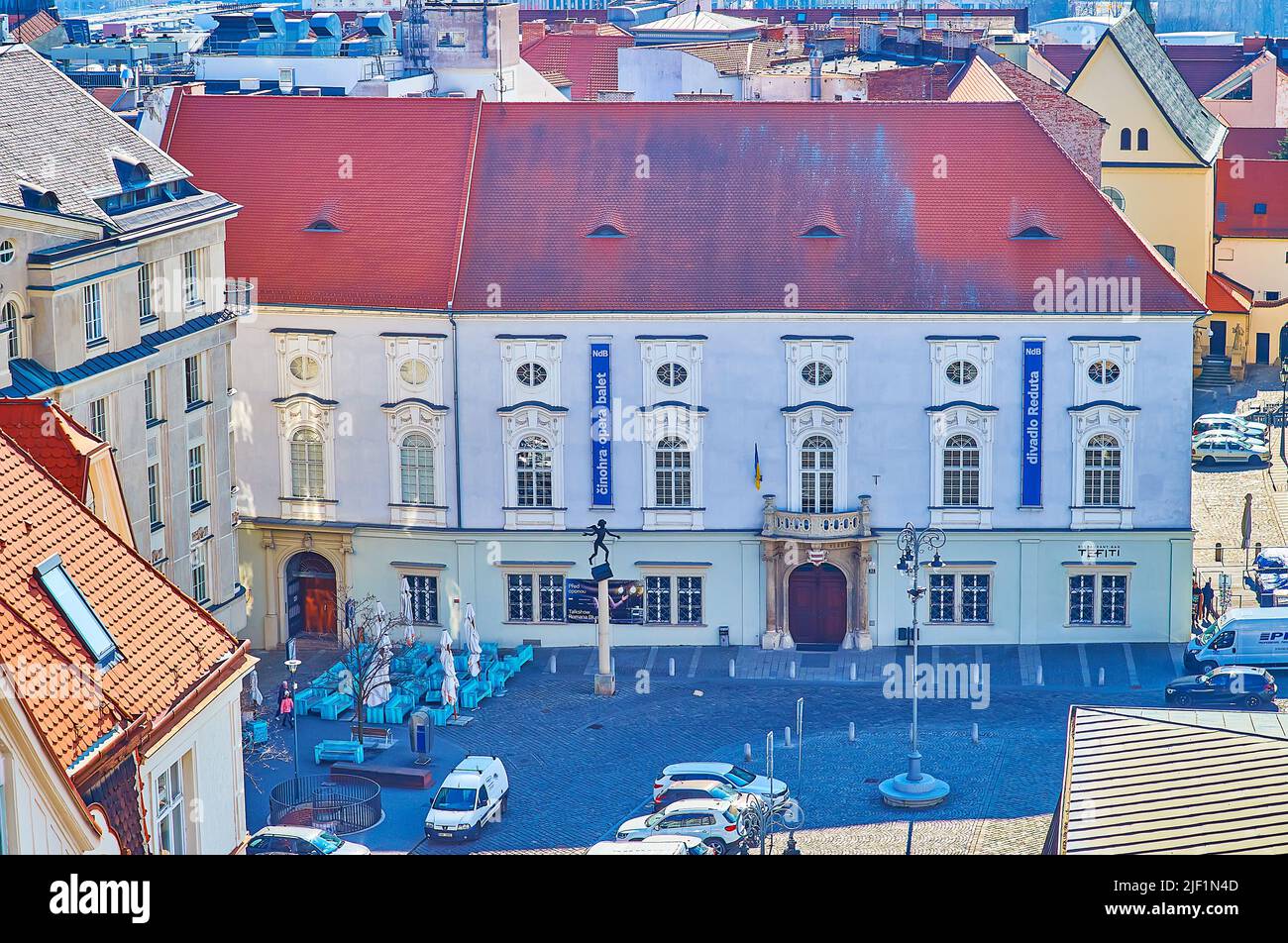 BRNO, RÉPUBLIQUE TCHÈQUE - 10 MARS 2022 : façade du Divadlo Reduta (théâtre Reduta) sur la place du marché des choux de Zelny (TRH), sur la 10 mars à Brno, République tchèque Banque D'Images