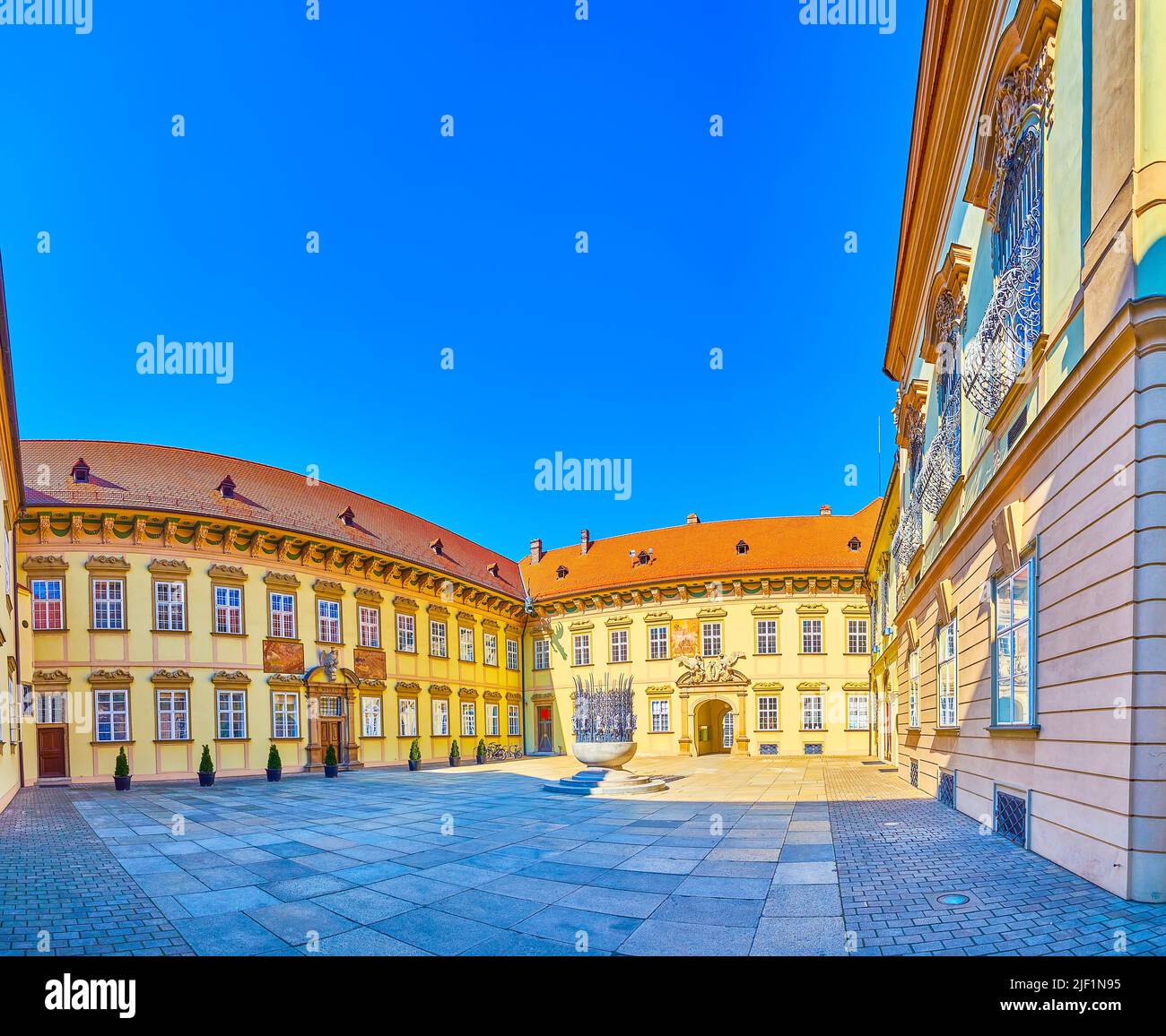 La grande cour de Nova Radnice (nouvel hôtel de ville) de Brno, République tchèque Banque D'Images