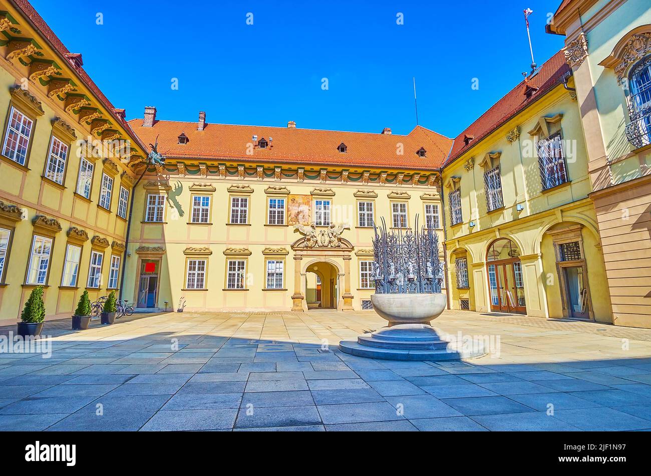 La fontaine pittoresque au milieu de la cour de Nova Radnice (nouvel hôtel de ville) de Brno, République tchèque Banque D'Images