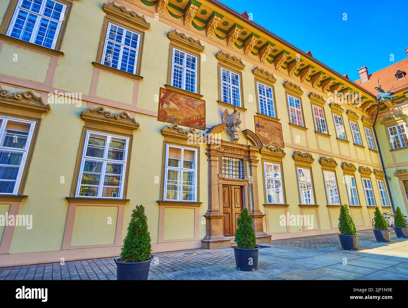Façade avec horloge astronomique du nouvel hôtel de ville depuis sa cour, Brno, République Tchèque Banque D'Images