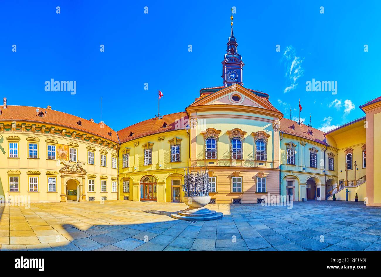 Vue panoramique sur la Nova Radnice (nouvel hôtel de ville) avec la fontaine au milieu de sa cour, Brno, République tchèque Banque D'Images