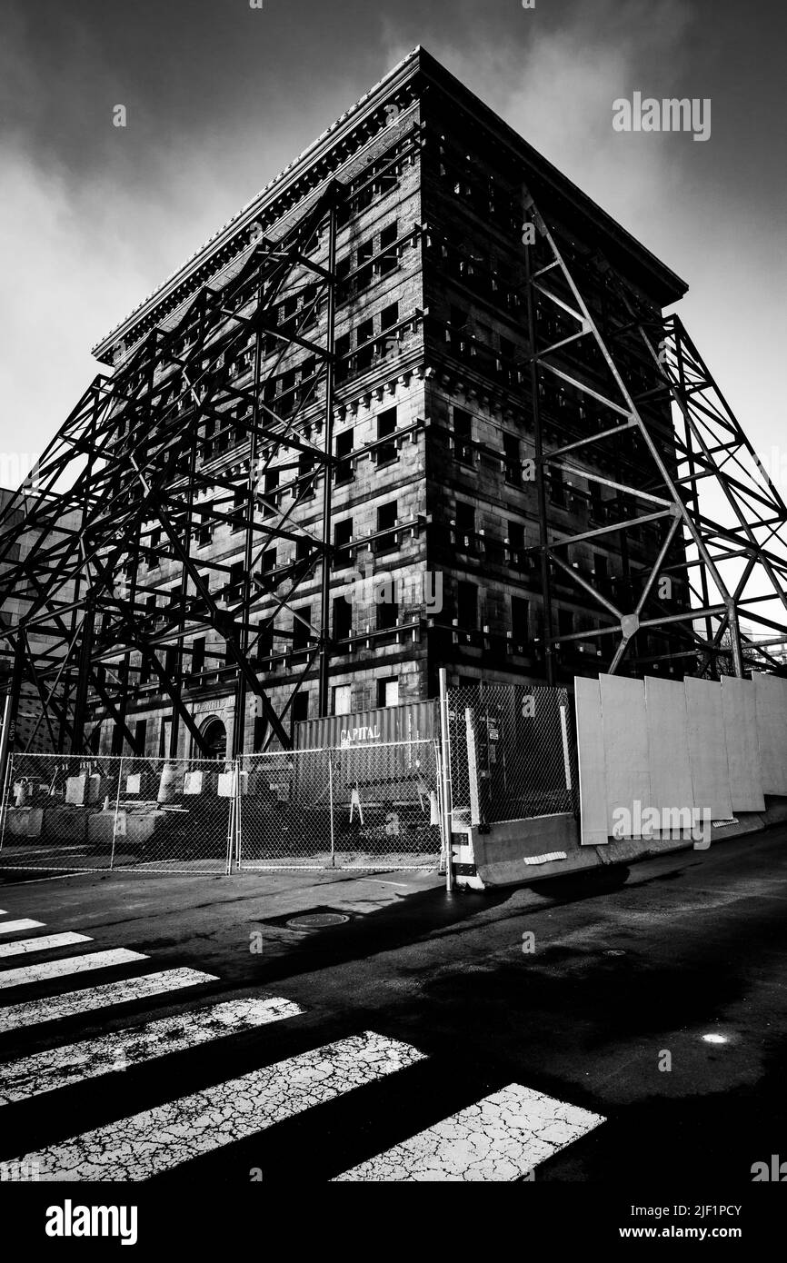 La structure d'étaiement en acier soutient la façade d'un ancien bâtiment avant son réaménagement à Halifax, en Nouvelle-Écosse, au Canada. Banque D'Images