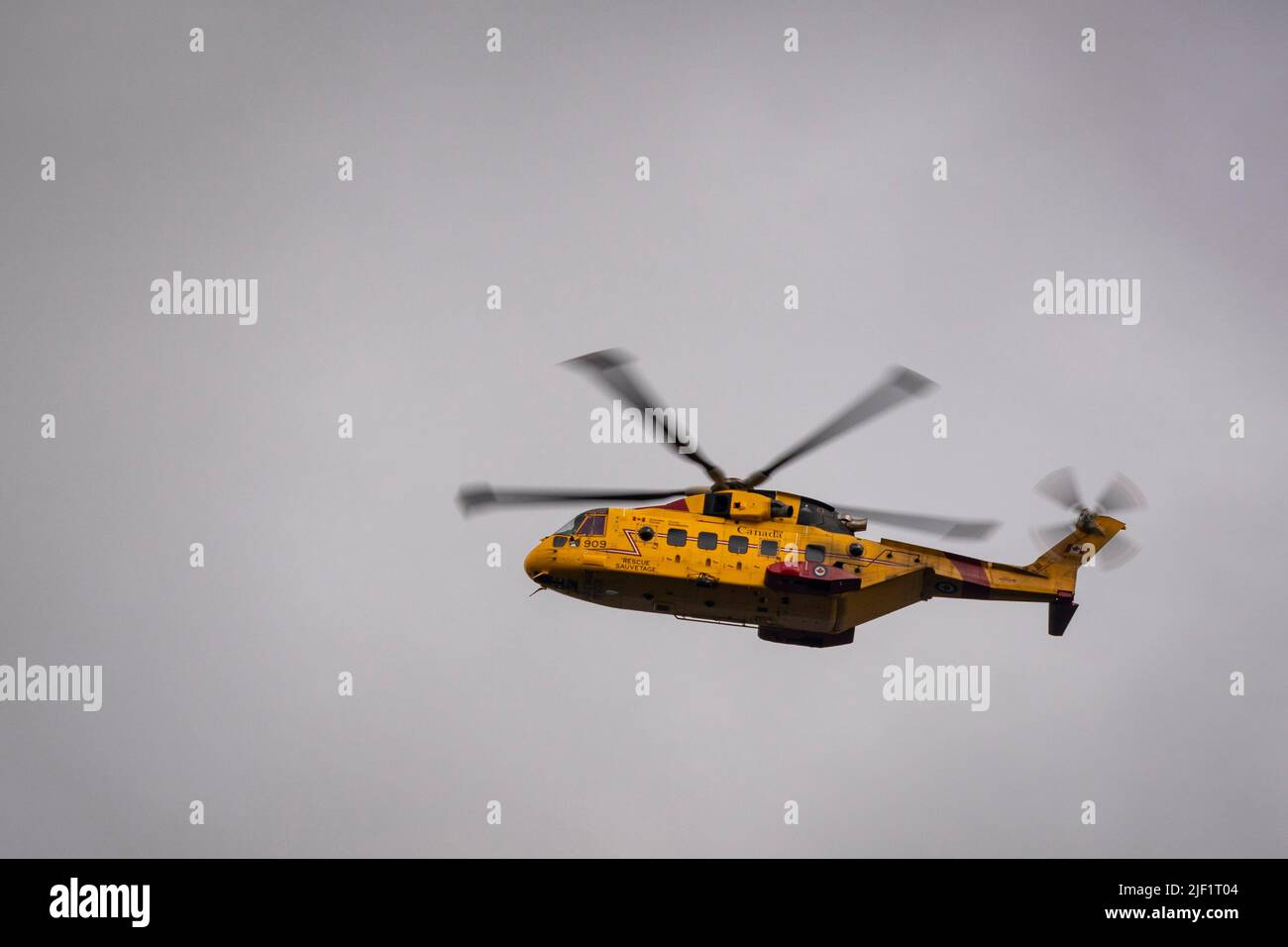 Hélicoptère Cormorant de la Royal Canadian Air Force volant dans les airs. Banque D'Images