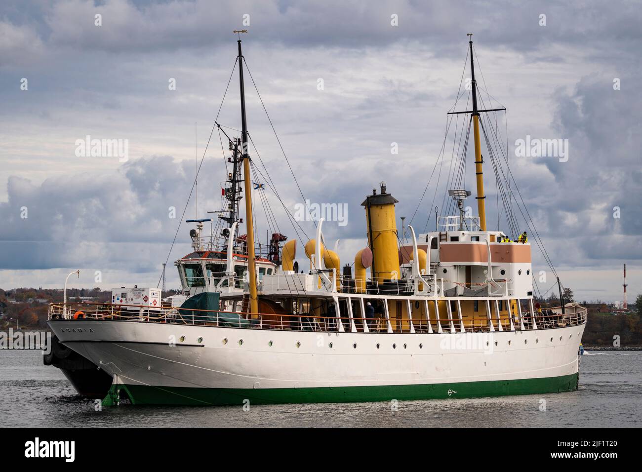 Le navire-musée CSS Acadia retourne au quai devant le Musée maritime de l'Atlantique, à Halifax, en Nouvelle-Écosse, après une remise en état. Banque D'Images