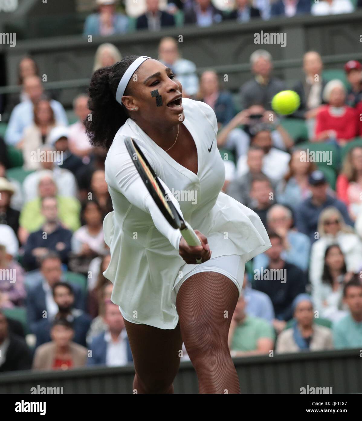 Londres, Royaume-Uni. 28th juin 2022. L'américaine Serena Williams en action lors de son premier match contre la française Harmony Tan le deuxième jour des championnats de Wimbledon 2022 à Londres, mardi, 28 juin 2022. Photo de Hugo Philpott/UPI crédit: UPI/Alay Live News Banque D'Images