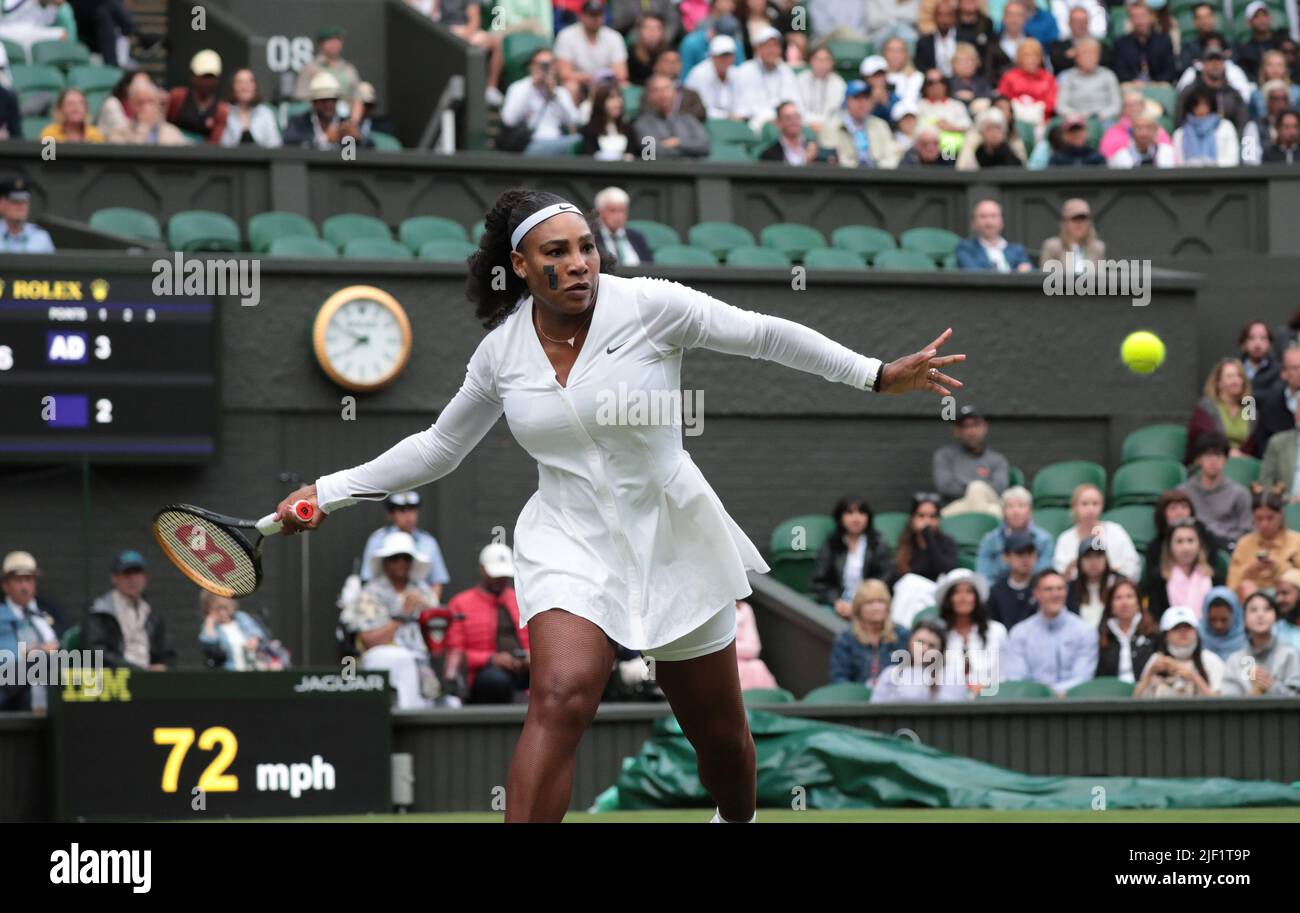 Londres, Royaume-Uni. 28th juin 2022. L'américaine Serena Williams en action lors de son premier match contre la française Harmony Tan le deuxième jour des championnats de Wimbledon 2022 à Londres, mardi, 28 juin 2022. Photo de Hugo Philpott/UPI crédit: UPI/Alay Live News Banque D'Images