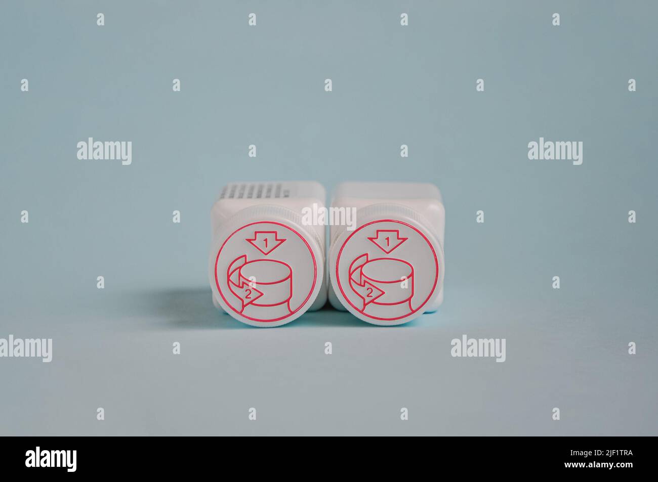 Flacons de pilules à l'épreuve des enfants sur fond bleu Banque D'Images