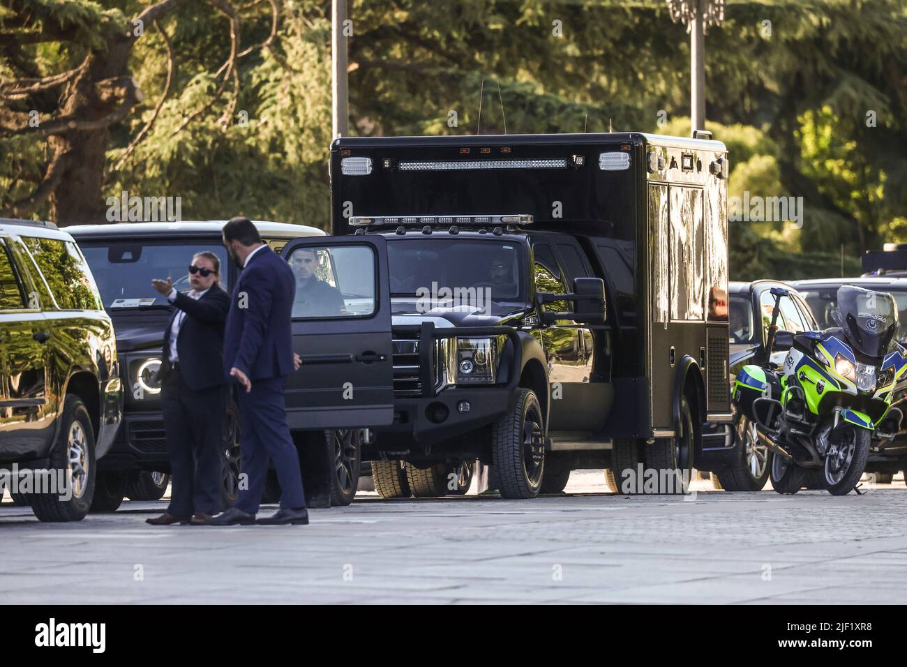 Madrid, Cracovie, Espagne. 28th juin 2022. Le cortège présidentiel du Président des États-Unis d'Amérique, Joe Biden, est vu après son arrivée pour le dîner de gala royal au Palais royal lors du Sommet de l'OTAN à Madrid, en Espagne, sur 28 juin 2022. (Credit image: © Beata Zawrzel/ZUMA Press Wire) Banque D'Images