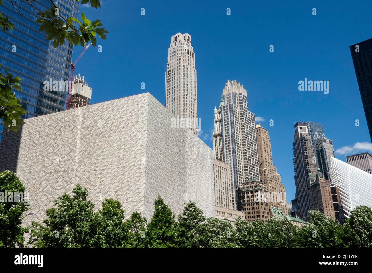 Le centre des arts de la scène Ronald O. Perelman du World Trade Center est entouré de gratte-ciels, New York City, USA 2022 Banque D'Images