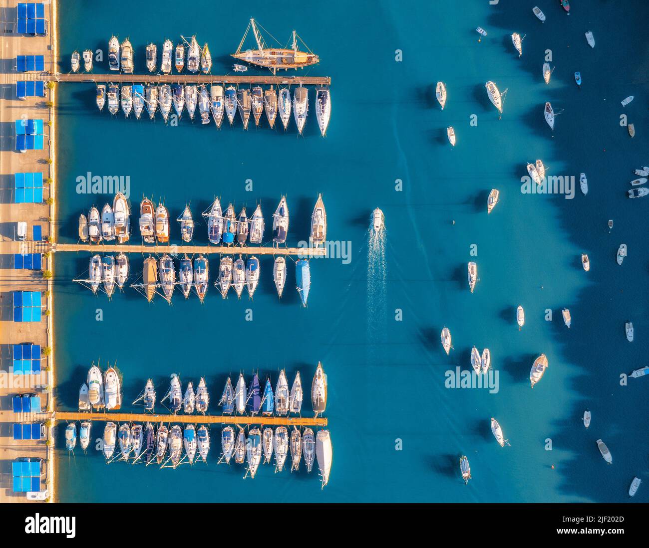 Vue aérienne sur les bateaux et les yachts à quai au coucher du soleil en été Banque D'Images