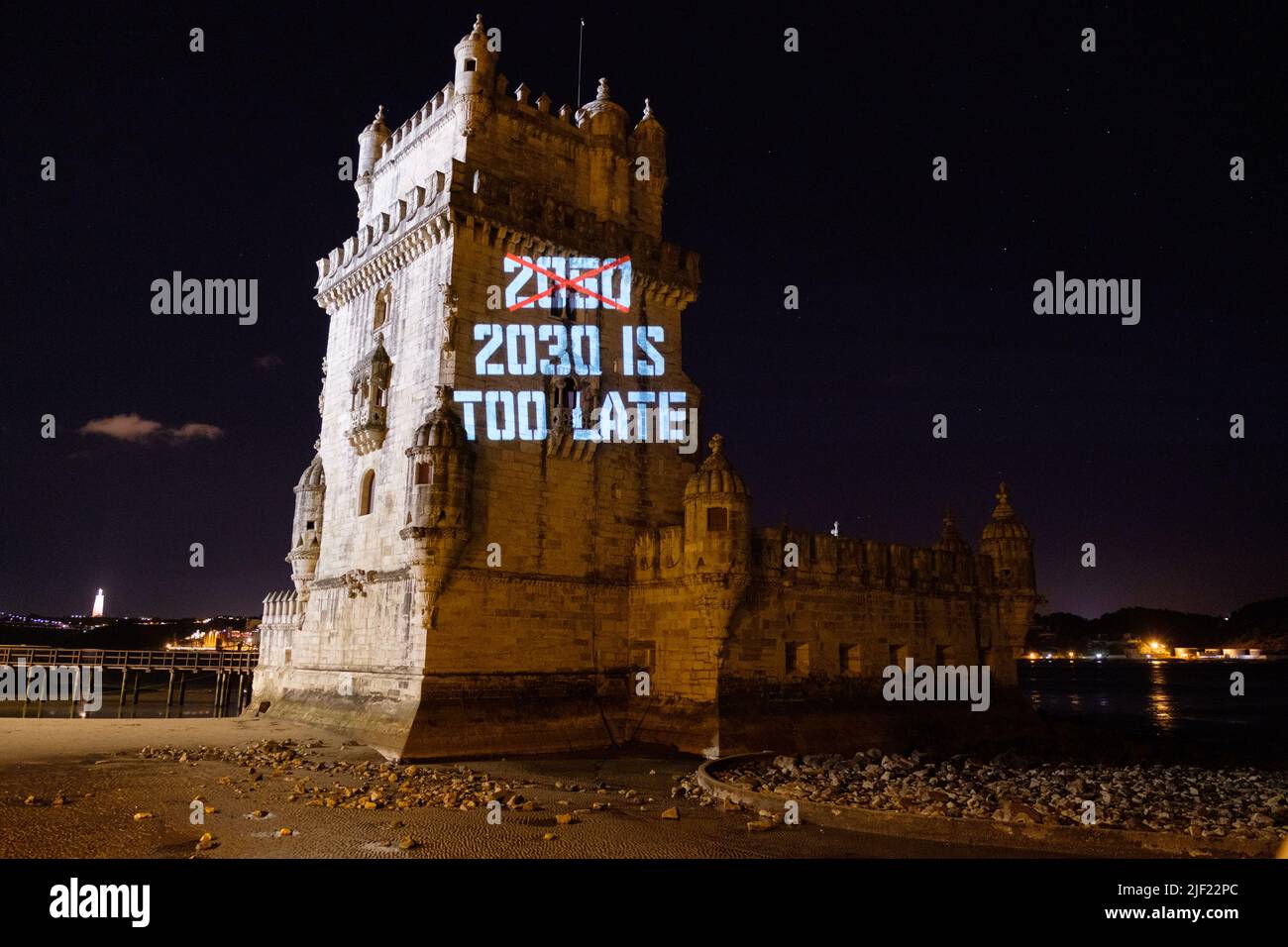 Lisbonne, Portugal. 28th JUIN 2022. Ocean Rebellion projette plusieurs messages à Torre de Belem lors de la conférence des Nations Unies sur les océans à Lisbonne. Crédit: Joao Daniel Pereira Banque D'Images