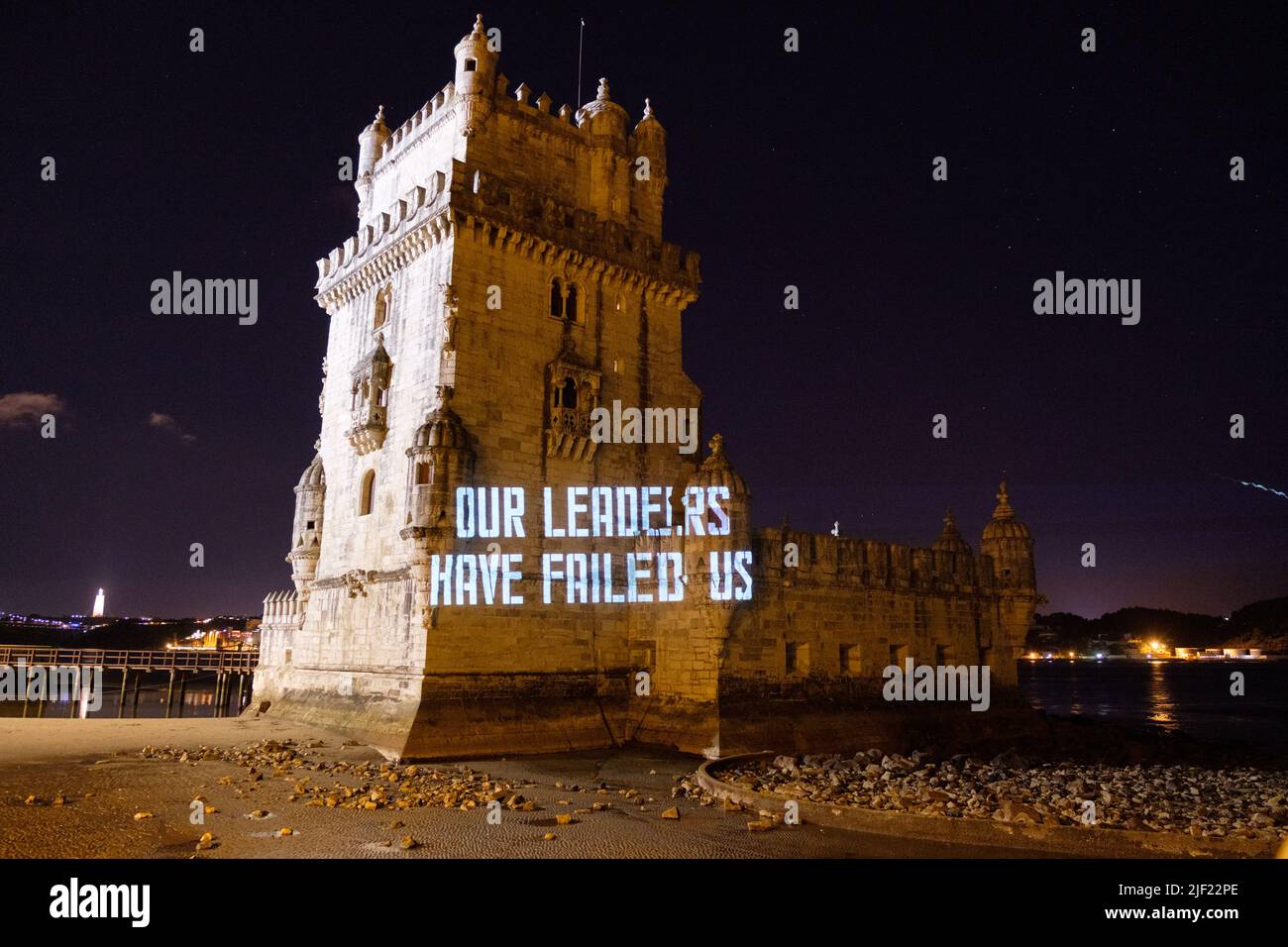 Lisbonne, Portugal. 28th JUIN 2022. Ocean Rebellion projette plusieurs messages à Torre de Belem lors de la conférence des Nations Unies sur les océans à Lisbonne. Crédit: Joao Daniel Pereira Banque D'Images