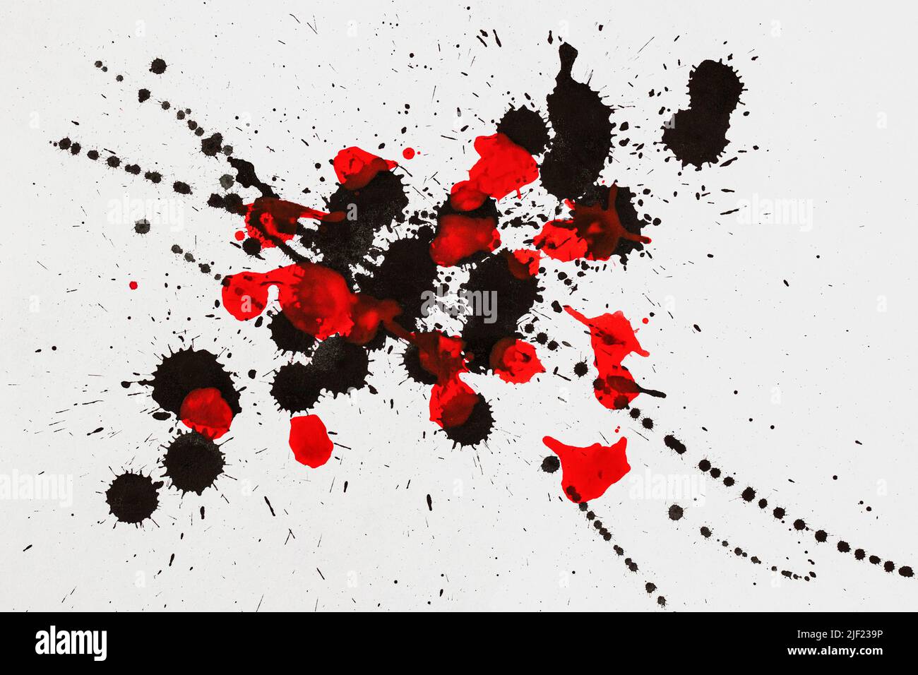 Taches rouges et noires, gouttes sur fond blanc. Breloques drapées à la main, éclaboussures de peinture sur papier Banque D'Images