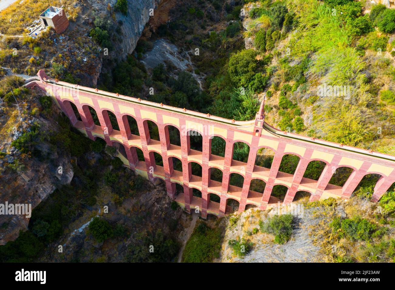 Vue aérienne de l'Aqueduct d'aigle dans la municipalité andalouse de Nerja, Espagne Banque D'Images