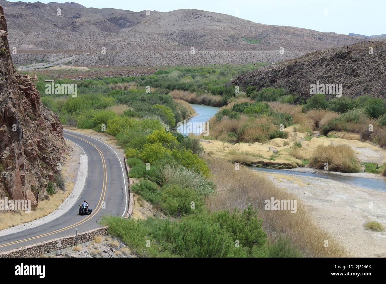 Trois motos à roues le long de la rivière Rio Grande dans le parc national de Big Bend Ranch au Texas Banque D'Images