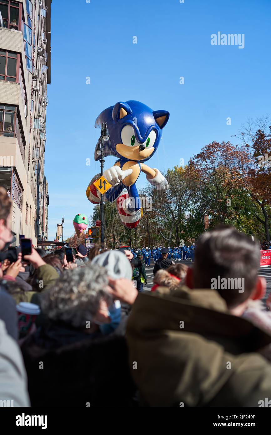 Manhattan, États-Unis - 24. 2021 novembre : célèbre personnage de film Sonic The Hedgehog Balloon au-dessus de NY Streets pendant Thanksgiving Parade à NYC Banque D'Images