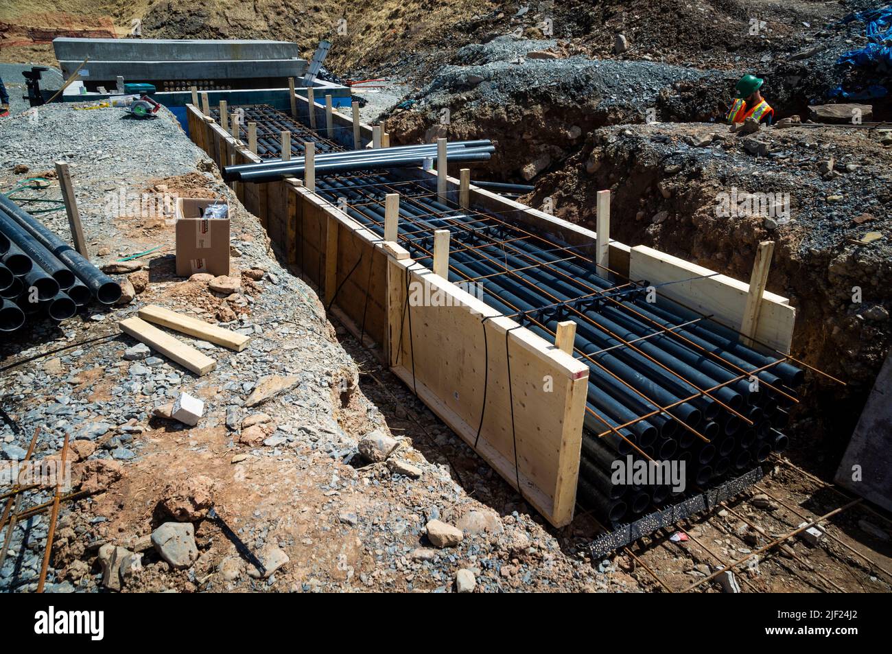 Les câbles électriques seront installés dans le conduit en plastique une fois que la tuyauterie sera moulée dans le béton. Banque D'Images