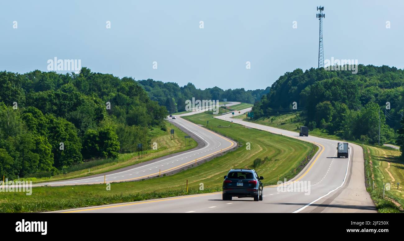 La route nationale à quatre voies divisée 8 dans le comté de Venango, en Pennsylvanie, aux États-Unis Banque D'Images