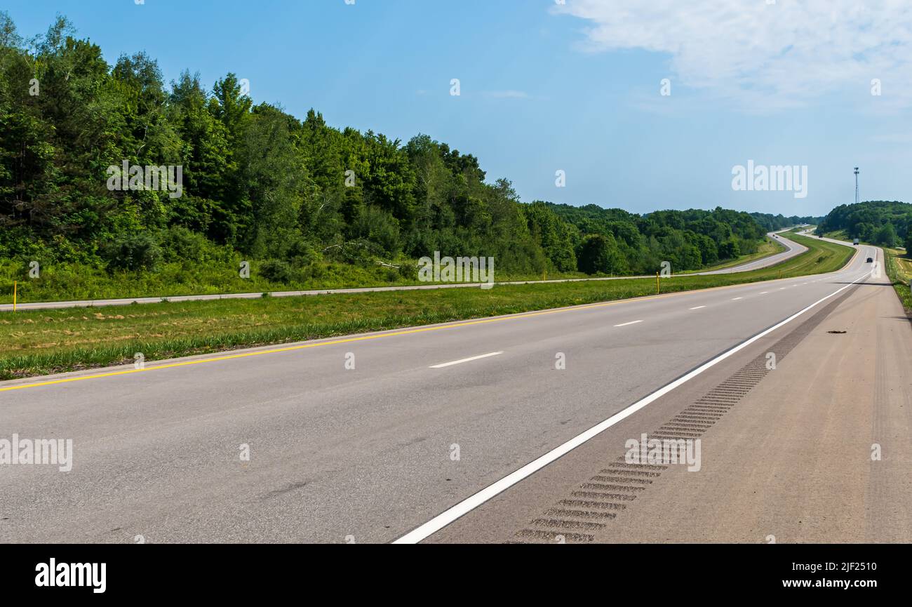 La route nationale à quatre voies divisée 8 dans le comté de Venango, Pennsylvanie, États-Unis, par une journée ensoleillée d'été Banque D'Images