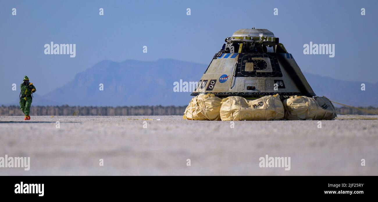 Boeing Hazmat équipe travaillant autour du vaisseau spatial CST-100 Starliner de Boeing après son atterrissage au port spatial de la chaîne de tir de missiles White Sands, au Nouveau-Mexique, aux États-Unis, le 25th mai 2022. L'essai orbital Flight Test-2 (OFT-2) de Boeing a été le deuxième essai en vol sans équipage de Starliner à la Station spatiale internationale dans le cadre du programme commercial Crew de la NASA. Banque D'Images