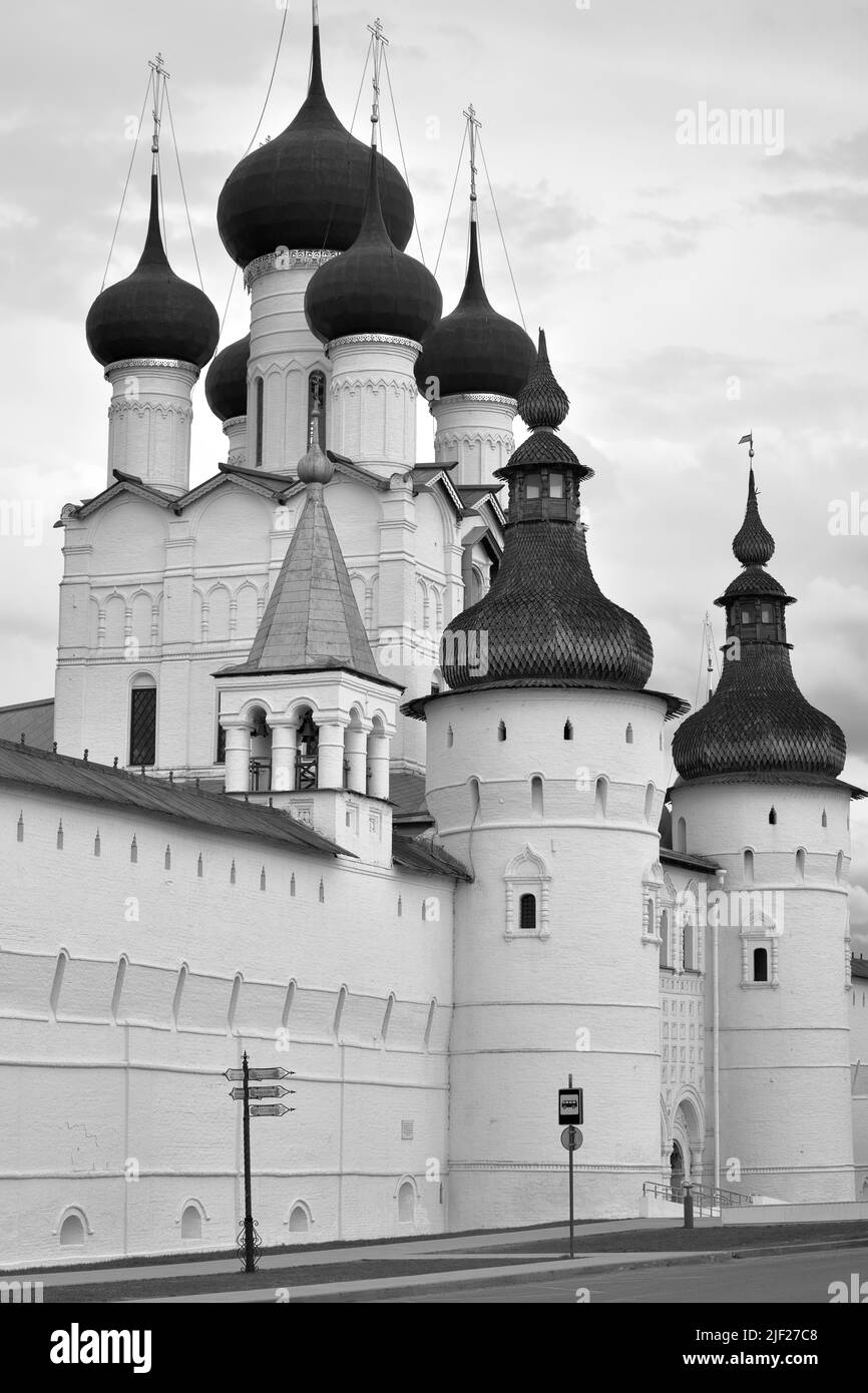 Le Kremlin de Rostov en pierre blanche. Les dômes de l'église Saint-Jean le théologien derrière les tours de la forteresse. Architecture russe du XVII centur Banque D'Images