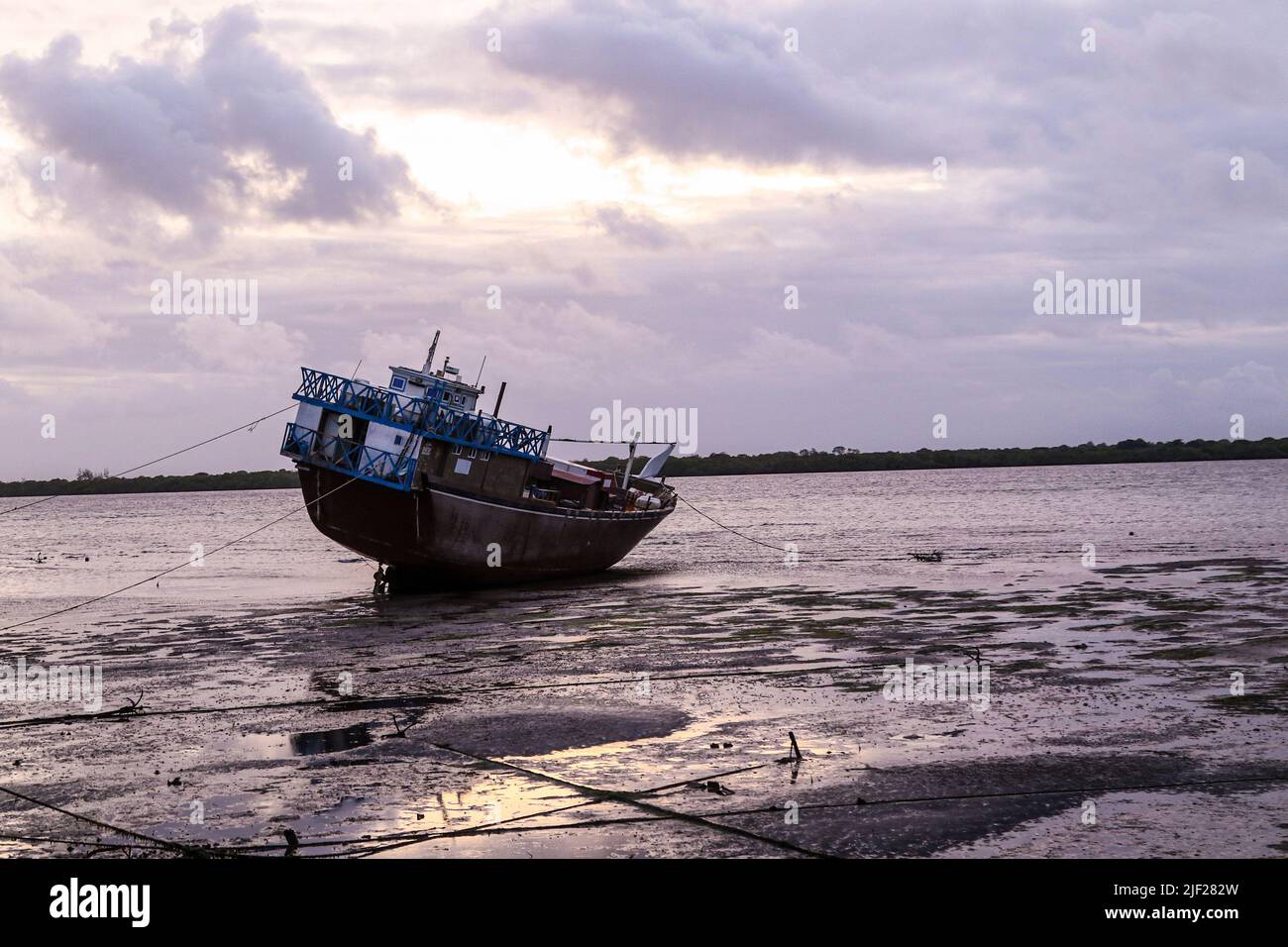 Mombasa, Kenya. 26th juin 2022. Une bouée est ancrée sur les rives de l'océan Indien dans la vieille ville de Lamu. La pollution causée par les activités humaines a eu des répercussions négatives sur les océans. Le président kenyan Uhuru Kenyatta dans son discours lors de la conférence océanique en cours à Lisbonne, le Portugal a déclaré que la pollution plastique pollue et pollue au moins 700 espèces de vie marine et a appelé à une action mondiale urgente pour protéger nos océans. La Conférence sur les océans est organisée conjointement par les gouvernements du Portugal et du Kenya. Crédit : SOPA Images Limited/Alamy Live News Banque D'Images