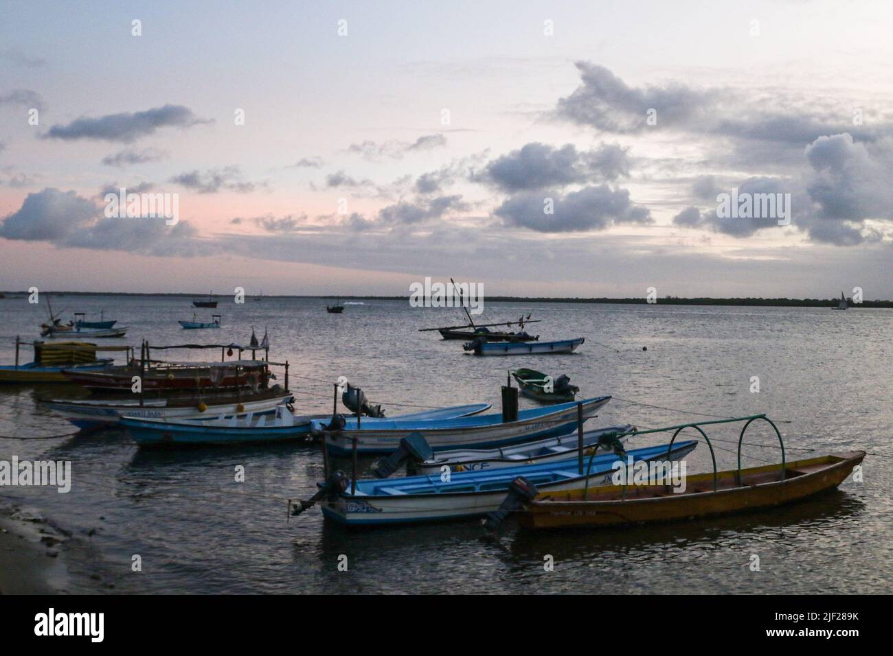 Mombasa, Kenya. 26th juin 2022. Les bateaux sont ancrés dans l'océan Indien à la jetée de la vieille ville de Lamu. La pollution causée par les activités humaines a eu des répercussions négatives sur les océans. Le président kenyan Uhuru Kenyatta dans son discours lors de la conférence océanique en cours à Lisbonne, le Portugal a déclaré que la pollution plastique pollue et pollue au moins 700 espèces de vie marine et a appelé à une action mondiale urgente pour protéger nos océans. La Conférence sur les océans est organisée conjointement par les gouvernements du Portugal et du Kenya. (Photo de James Wakibia/SOPA Images/Sipa USA) crédit: SIPA USA/Alay Live News Banque D'Images