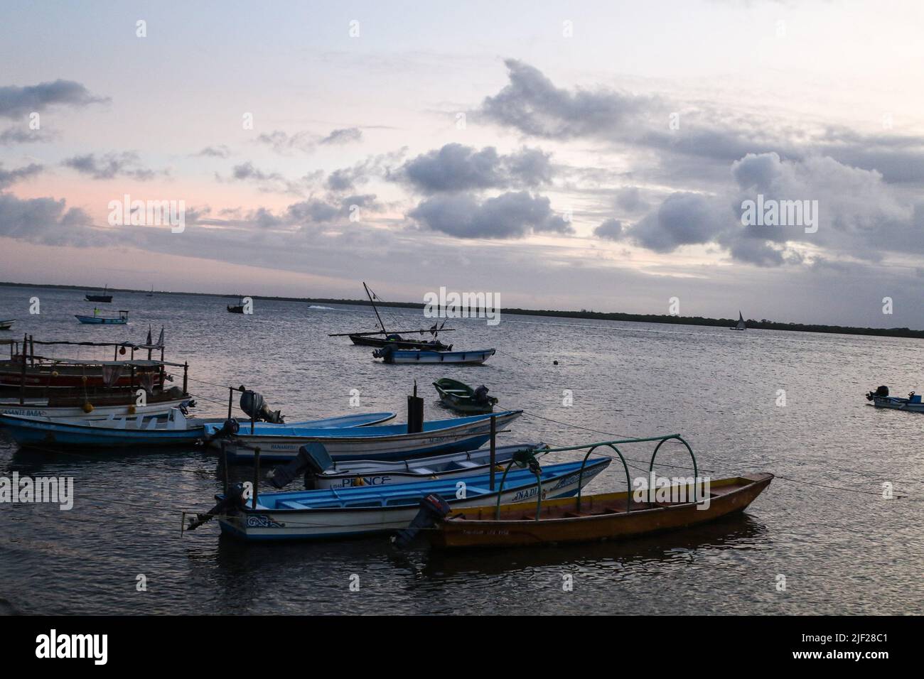 Mombasa, Kenya. 26th juin 2022. Les bateaux sont ancrés dans l'océan Indien à la jetée de la vieille ville de Lamu. La pollution causée par les activités humaines a eu des répercussions négatives sur les océans. Le président kenyan Uhuru Kenyatta dans son discours lors de la conférence océanique en cours à Lisbonne, le Portugal a déclaré que la pollution plastique pollue et pollue au moins 700 espèces de vie marine et a appelé à une action mondiale urgente pour protéger nos océans. La Conférence sur les océans est organisée conjointement par les gouvernements du Portugal et du Kenya. (Photo de James Wakibia/SOPA Images/Sipa USA) crédit: SIPA USA/Alay Live News Banque D'Images