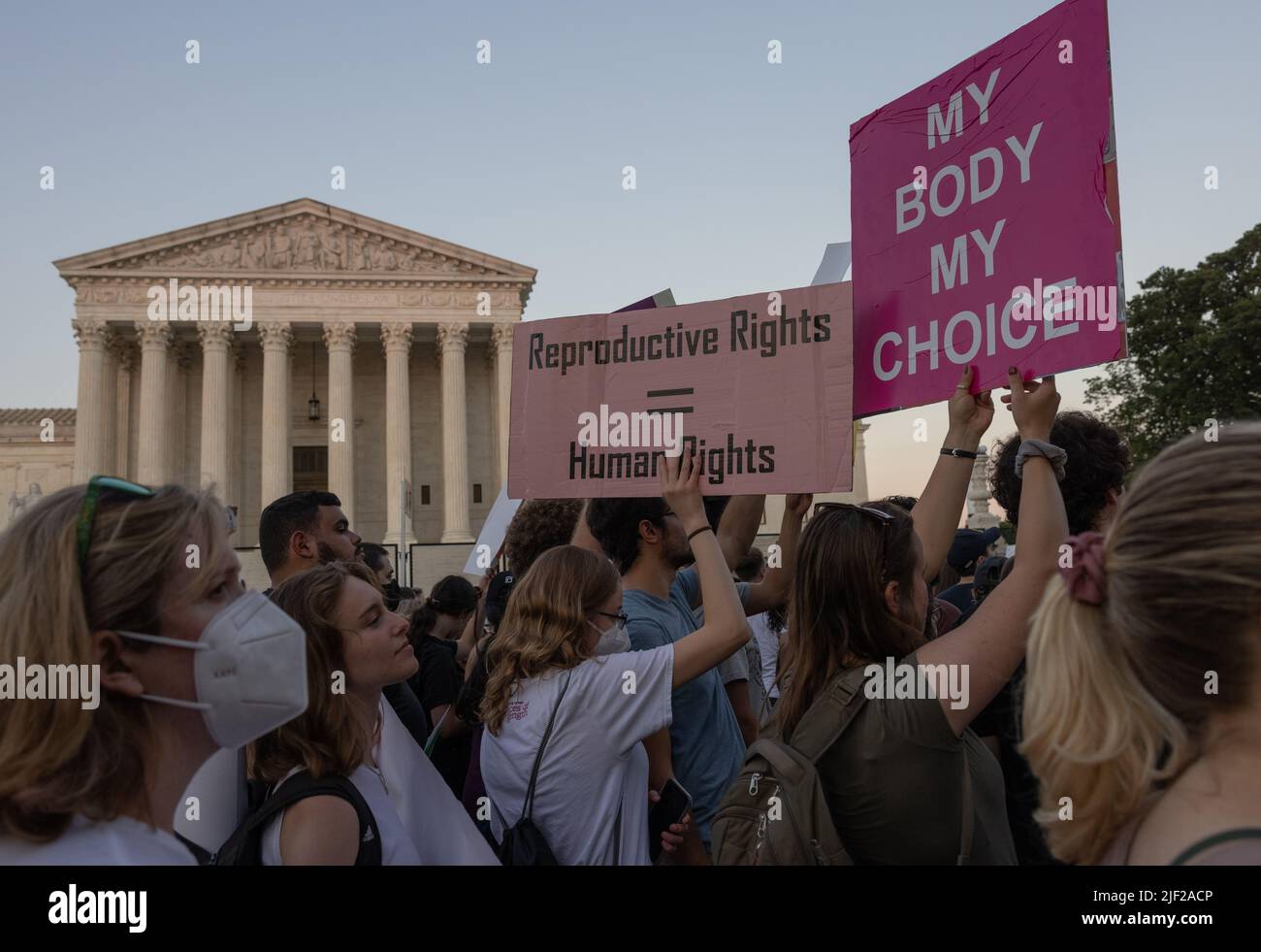 WASHINGTON, D.C. – 24 juin 2022: Les manifestants pour les droits à l'avortement se rassemblent près de la Cour suprême des États-Unis. Banque D'Images