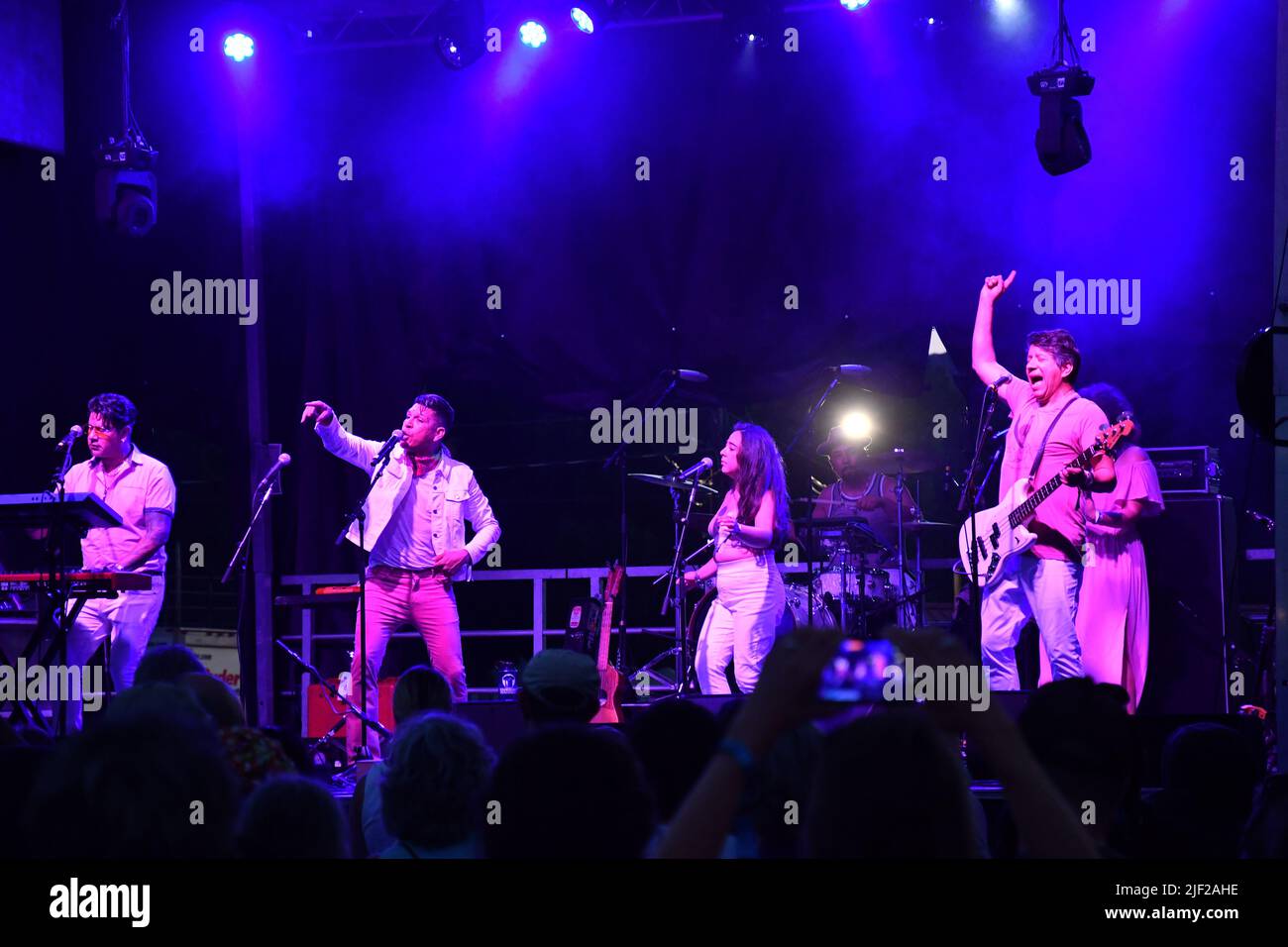 Les membres du groupe de Las Cafeteras sont présentés sur scène lors d'une présentation de concert « live » au Festival de Green River. Banque D'Images