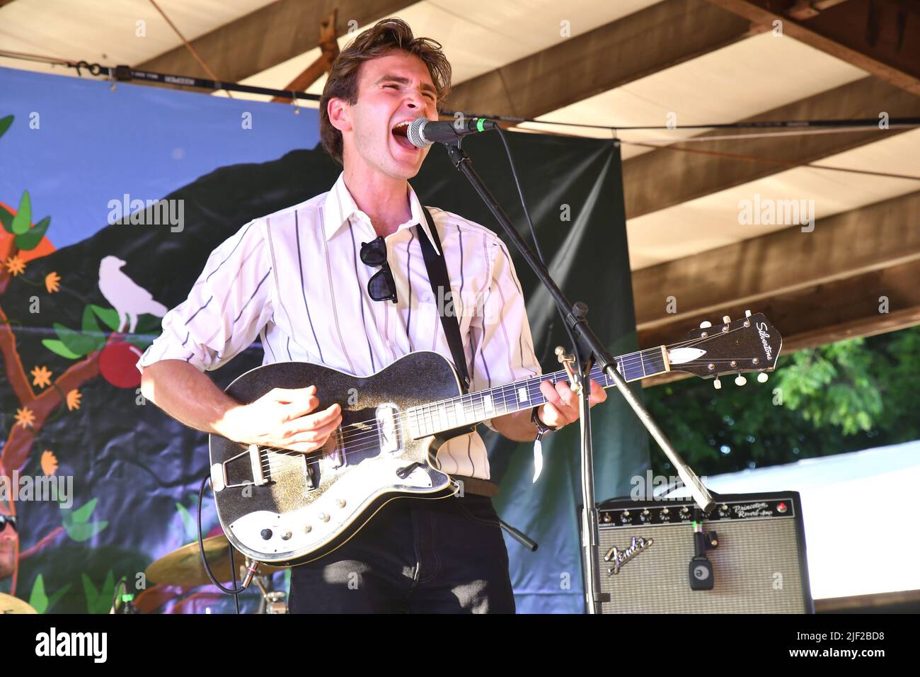 Le musicien Jake Manzi a présenté un spectacle sur scène lors d'un concert "live" au Green River Festival. Banque D'Images
