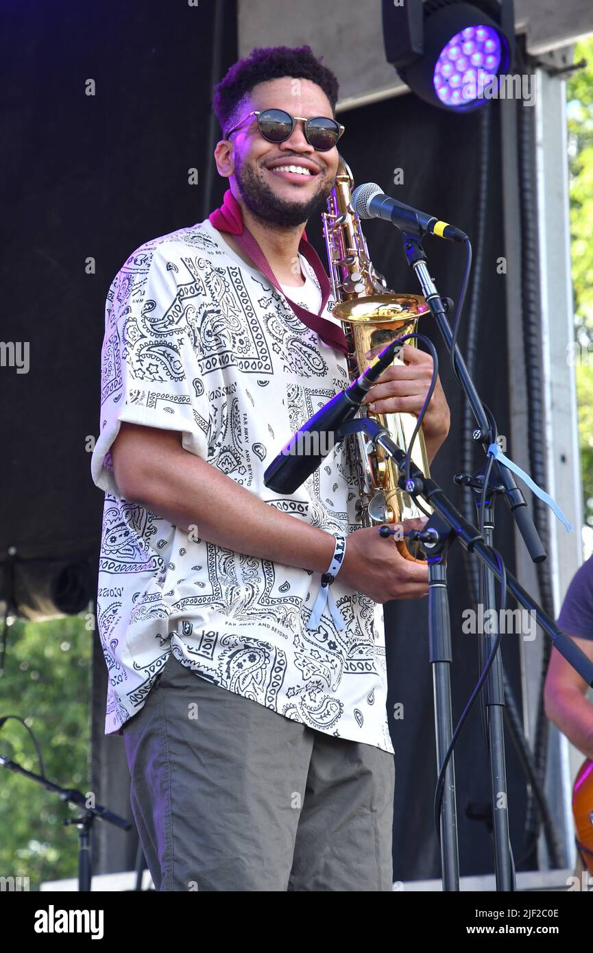 Le chanteur, auteur-compositeur et musicien Mtali Banda se produit sur scène lors d'un concert "live" au Green River Festival. Banque D'Images