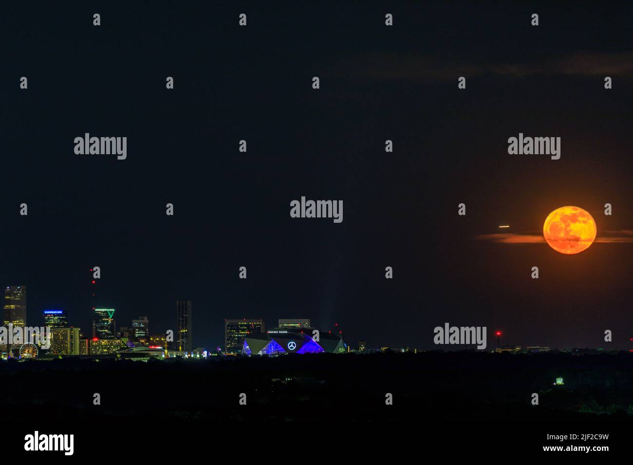 Super lune se lève au-dessus du centre-ville d'Atlanta Banque D'Images