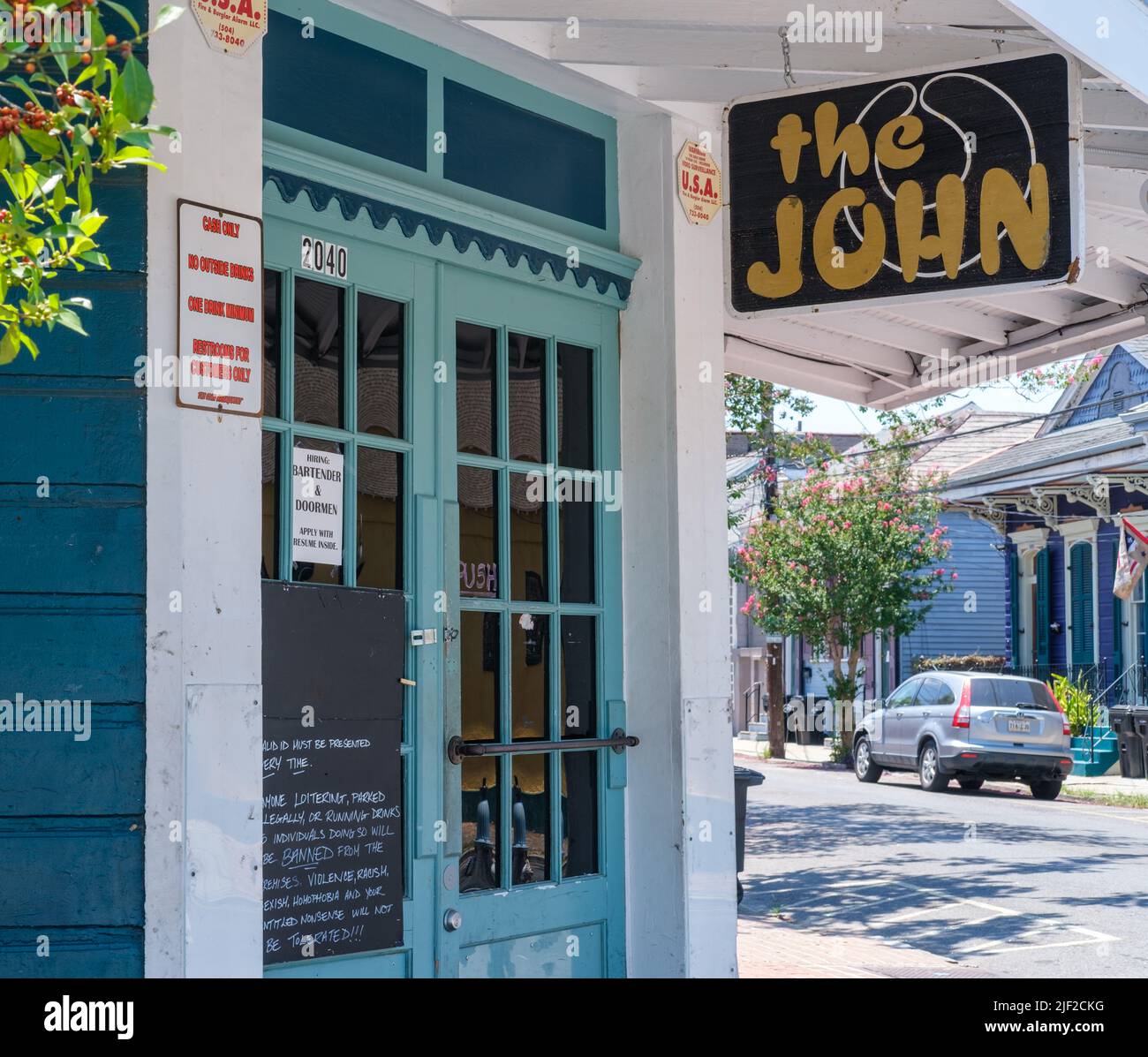 NOUVELLE-ORLÉANS, LA, USA - 18 JUIN 2022 : plusieurs panneaux à l'entrée du John, un bar de plongée sur Burgundy Street dans le quartier de Marigny Banque D'Images