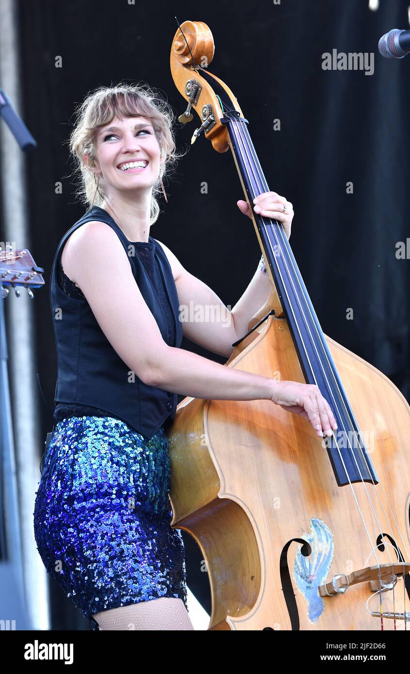 Le bassiste Shelby Averses est présenté sur scène lors d'un concert "live" avec Molly Tuttle et Golden Highway au Green River Festival. Banque D'Images