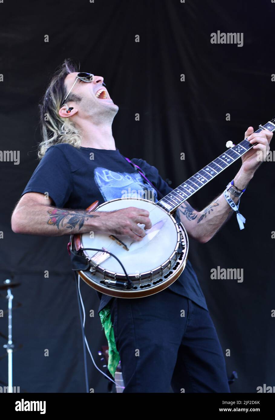 Le joueur de banjo Kyle Tuttle est présenté sur scène lors d'un concert "live" avec Molly Tuttle et Golden Highway au Green River Festival. Banque D'Images