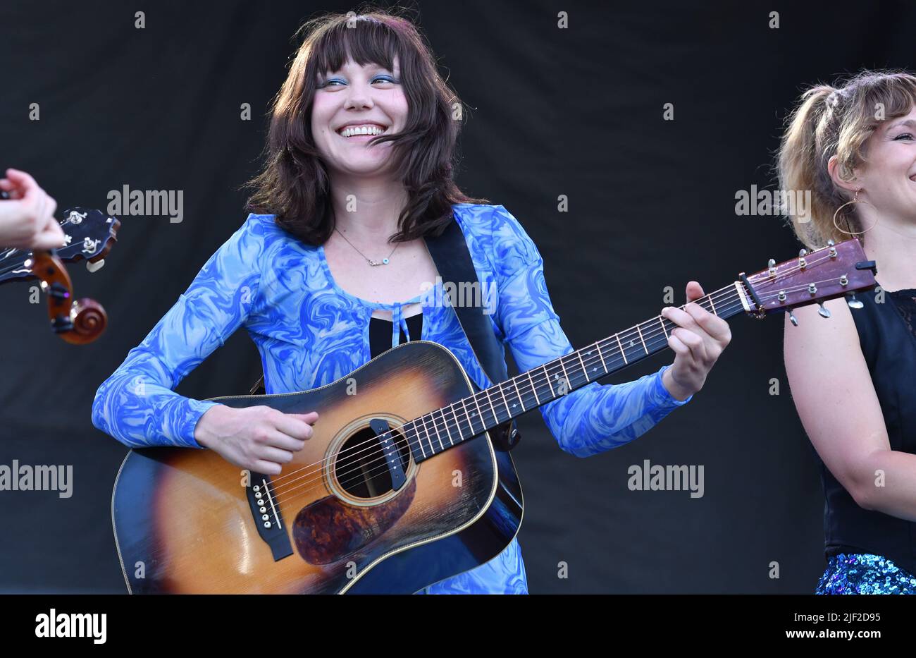 Le chanteur, auteur-compositeur et guitariste Molly Tuttle se produit sur scène lors d'un concert "live" avec Molly Tuttle et Golden Highway au Green River Festival. Banque D'Images