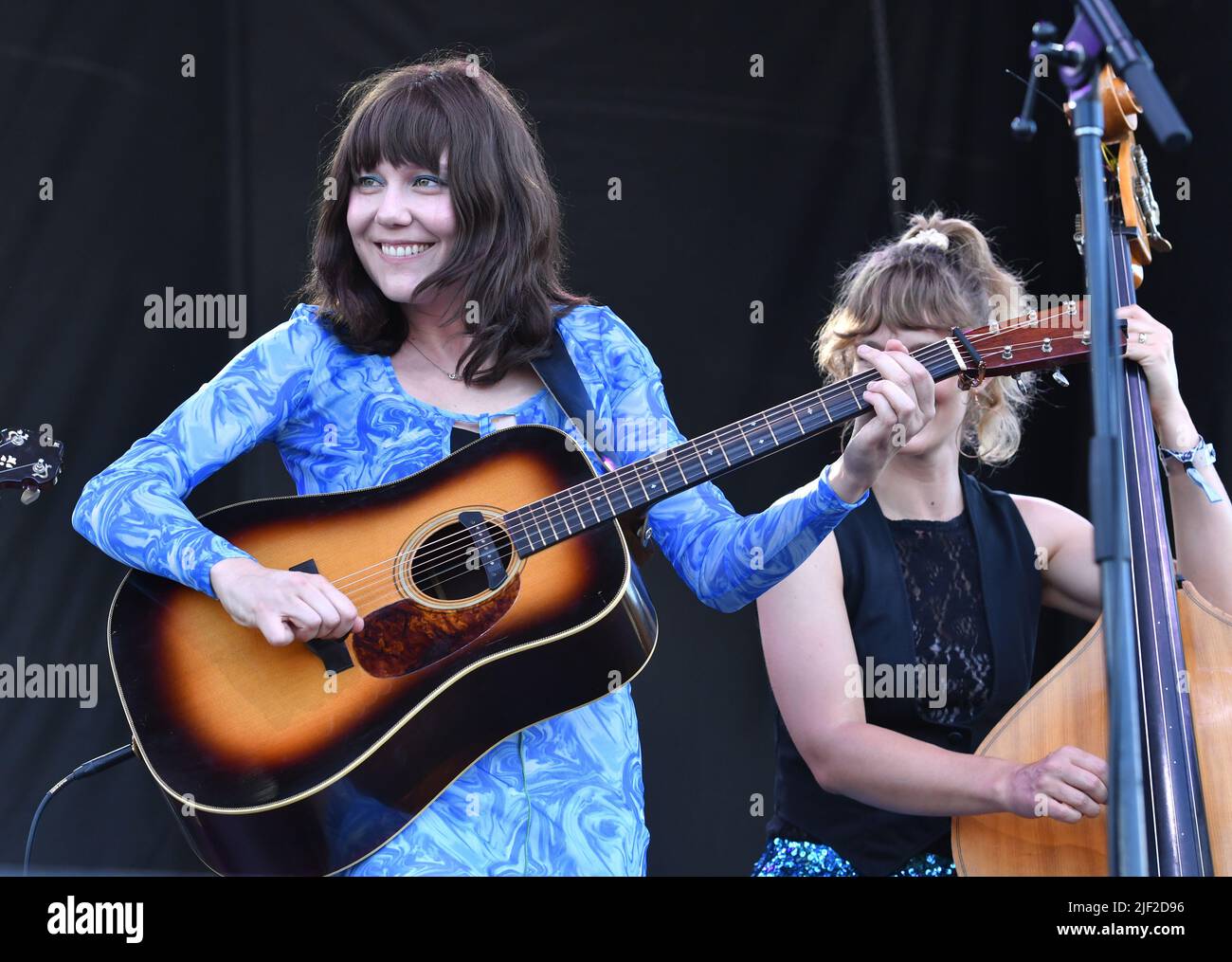 Le chanteur, auteur-compositeur et guitariste Molly Tuttle se produit sur scène lors d'un concert "live" avec Molly Tuttle et Golden Highway au Green River Festival. Banque D'Images