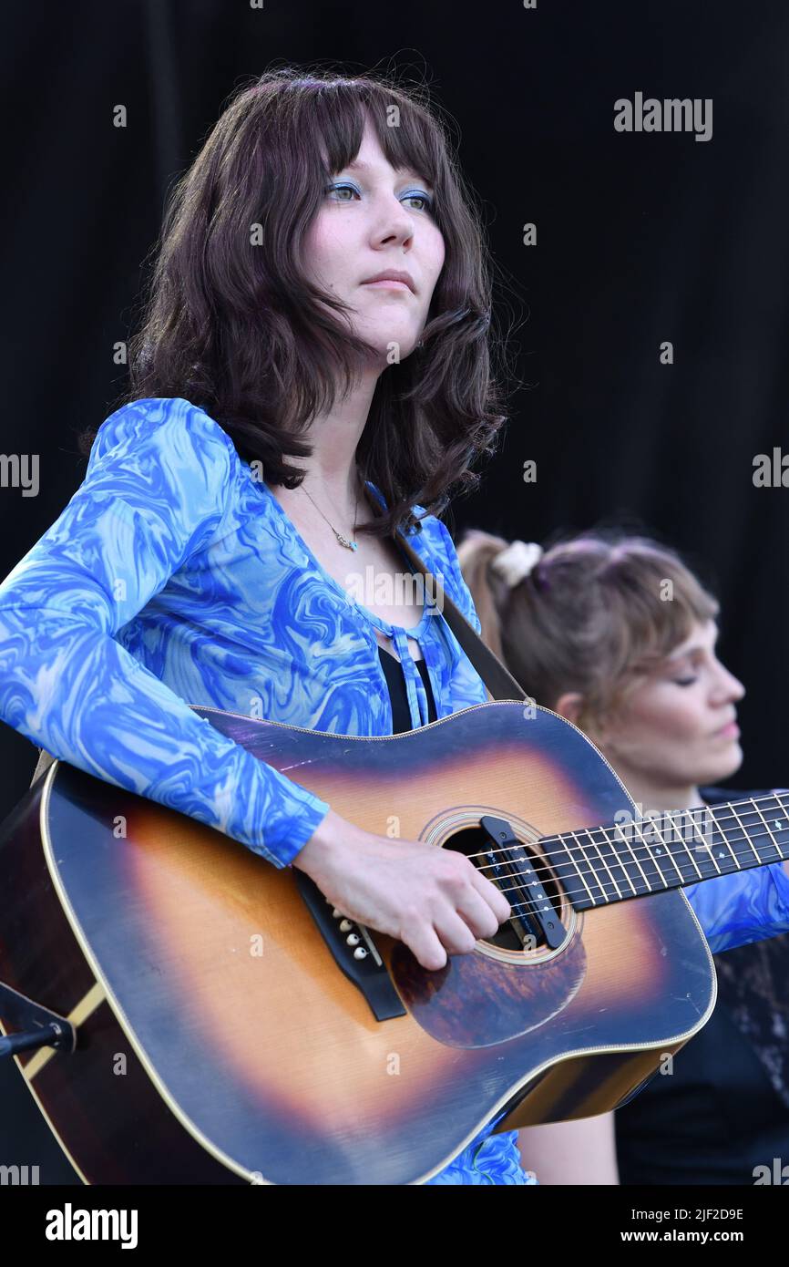 Le chanteur, auteur-compositeur et guitariste Molly Tuttle se produit sur scène lors d'un concert "live" avec Molly Tuttle et Golden Highway au Green River Festival. Banque D'Images