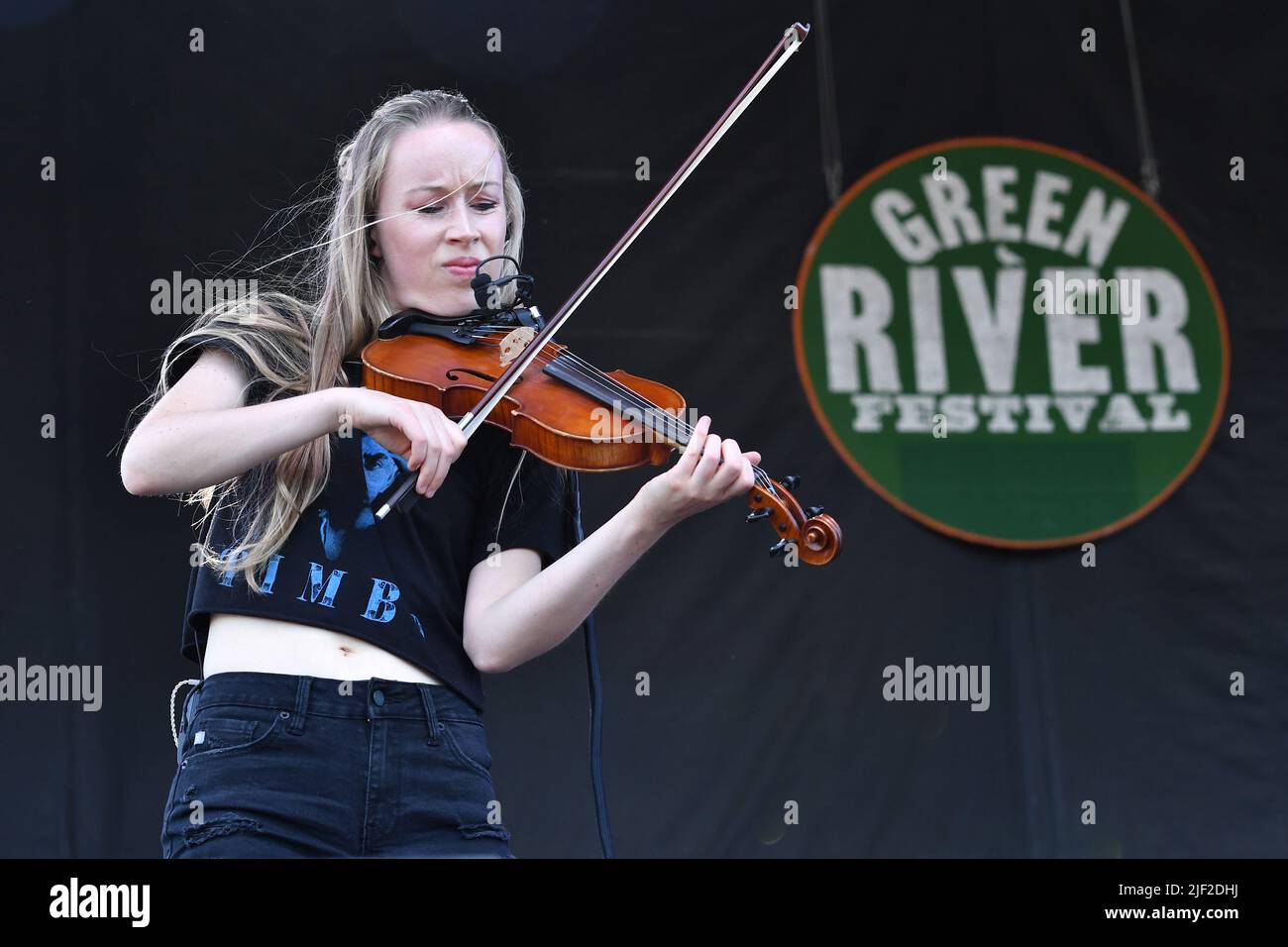 Le joueur de violon Bronwyn Keith-Hynes est présenté sur scène lors d'un concert « live » avec Molly Tuttle et la Golden Highway au Green River Festival. Banque D'Images